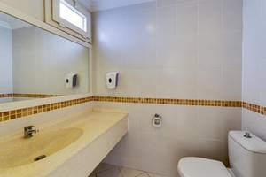Badezimmer im Larissa Bodrum View Resort mit Waschbecken, Spiegel und Toilette.