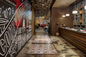 Innenbereich des Marsa Malaz Kempinski Hotels mit Wandmalereien und Fliesenboden.