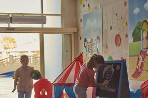 Kinderzimmer im Grand Hyatt Doha Hotel mit Spielen und Zeichentafeln.