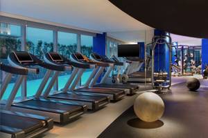 Fitnessstudio im W Doha Hotel mit Laufbändern und Trainingsgeräten