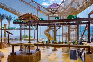 Wasserrutsche und Wasserspielgeräte im Wasserpark des Waldorf Astoria Doha Lusail Hotel
