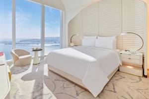 Schlafzimmer im Fairmont Doha mit Blick auf den Hafen