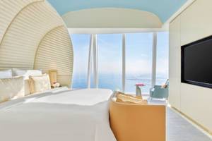 Innenansicht einer Suite im Fairmont Doha mit Blick auf das Meer und modernen Möbeln.