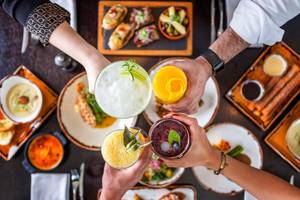 Frühstücksbuffet im Hyatt Regency Oryx Doha mit verschiedenen Gerichten und Getränken.