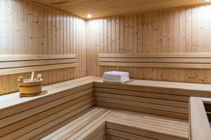 Innenraum einer Sauna im Hyatt Regency Oryx Doha mit Holzwänden und Bänken.