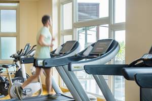 Person, die auf einem Laufband im Fitnesscenter des Four Seasons Hotel Doha läuft.