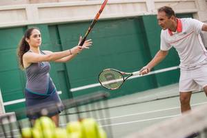Tennisspieler auf Tennisplatz im Four Seasons Hotel Doha