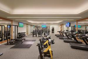 Fitnesscenter im Mandarin Oriental Doha mit vielen Geräten und Spiegeln