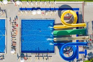 Luftaufnahme des Pools und der Wasserrutschen im Grand Park Lara Hotel