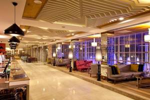 Grand Park Lara Hotel Lobby mit Rezeption, Sofas und Lampen
