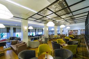 Innenansicht des Grand Park Lara Hotel-Loungebereichs mit vielen Stühlen und Tischen.