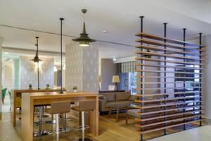 Innenbereich des Grand Park Lara Hotels mit modernem Essbereich und Holzmöbeln.