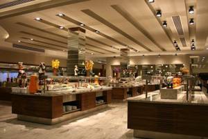 Innenbereich des Restaurants im Grand Park Lara Hotel mit Buffet und Marmorboden