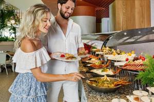Ein Paar genießt das Buffet im Grand Park Lara Hotel