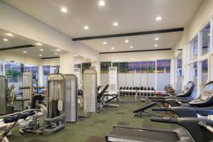 Fitness-Center im Grand Park Lara Hotel mit Laufbändern, Gewichten und anderen Trainingsgeräten.