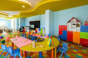 Kinderzimmer im Grand Park Lara Hotel mit bunten Möbeln und Spielzeug.