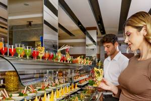 Buffet im Grand Park Lara Hotel mit verschiedenen Gerichten und Getränken.