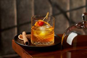Cocktail im St. Regis Doha mit Zitrone und Zimtstange