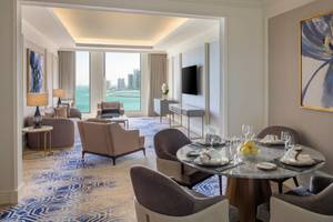 Esszimmer im St. Regis Doha mit Blick auf die Stadt und Meer