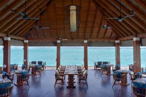 Innenansicht des Restaurants im Summer Island Maldives mit Blick auf das Meer.