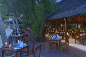 Außenbereich des Restaurants im Summer Island Maldives Hotel mit gedeckten Tischen und abendlicher Atmosphäre.