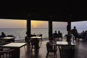 Terrasse des Summer Island Maldives Hotels mit Blick auf den Sonnenuntergang über dem Ozean