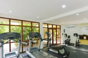 Fitnesscenter mit Laufbändern und Trainingsfahrrädern im Summer Island Maldives Hotel