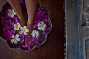 Füße in einem Blumenbad im Hotel Summer Island Maldives