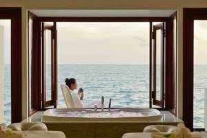 Frau im Schwimmbad mit Meerblick im Summer Island Maldives