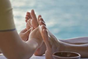 Füße am Strand während einer Spa-Behandlung im Summer Island Maldives Hotel