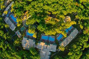 Luftaufnahme des Turquoise Hotels mit mehreren Swimmingpools, umgeben von Bäumen.