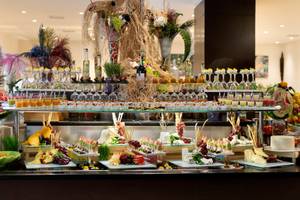 Buffettisch im Turquoise Hotel mit verschiedenen Gerichten und Dekoration.