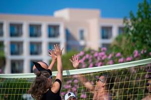 Volleyballspieler vor dem Turquoise Hotel