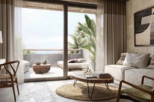 Wohnzimmer des JAZ Riviera Hotels mit großer Terrasse und Meerblick.