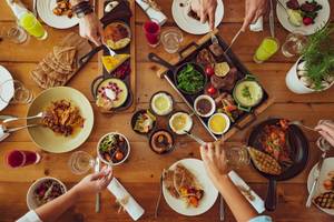 Gruppe von Menschen, die ein Buffet im Nikki Beach Resort & Spa Dubai genießen.