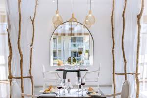 Innenbereich des Paradisus Varadero Resort & Spa mit einem Tisch, der mit Essen serviert ist.