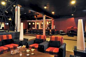 Innenansicht der Bar im Paradisus Varadero Resort & Spa mit Loungemöbeln, Cocktails und einer Bartheke.