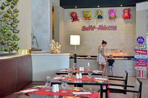 Buffet für Kinder im Paradisus Varadero Resort & Spa mit bunten Zeichen und Essensauswahl.