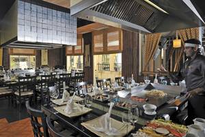 Restaurantszene im Paradisus Varadero Resort & Spa mit einem Koch, der Essen zubereitet.