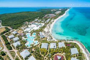 Luftaufnahme des Paradisus Varadero Resort & Spa mit weißen Stränden und blauem Wasser.
