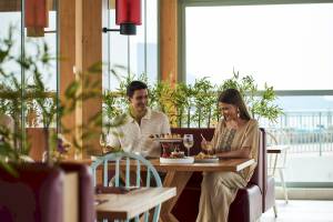 Mann und Frau essen im Restaurant des Arina Beach Resorts