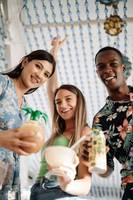 Gruppe von Menschen, die Cocktails im Hilton Dubai Palm Jumeirah trinken