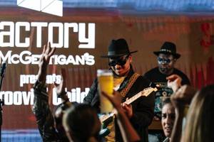 Live-Musik-Auftritt im Hilton Dubai Palm Jumeirah mit zwei Musikern und Publikum, das feiert.
