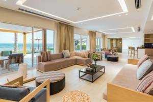 Wohnbereich im Sealine Beach, A Murwab Resort mit Blick auf das Meer und modernem Design.