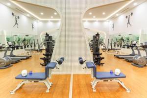 Fitnesscenter im Sealine Beach, A Murwab Resort mit Laufbändern, Kraftgeräten und Trainingsbereichen.