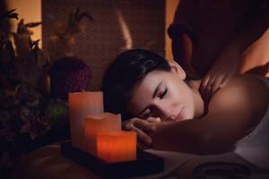 Eine Frau genießt eine Massage im Spa bei Sealine Beach, einem Murwab Resort.