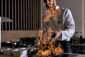Koch im Pilot Beach Resort kocht mit Feuer