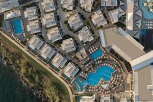 Luftaufnahme des Mare Paphos Hotels mit Swimmingpools und Gebäuden