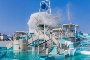 Wasserpark im Mare Paphos Hotel mit Rutschen und Wasserfontaenen
