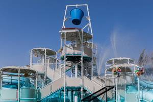 Wasserrutsche und Brunnen im Mare Paphos Wasserpark bei blauem Himmel